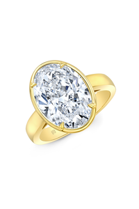 Oval cut Diamond Solitaire in Yellow Gold