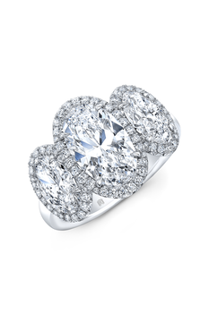Oval cut 3-Stone Ring in Platinum