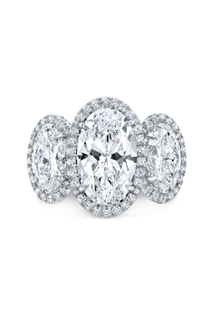 Oval cut 3-Stone Ring in Platinum